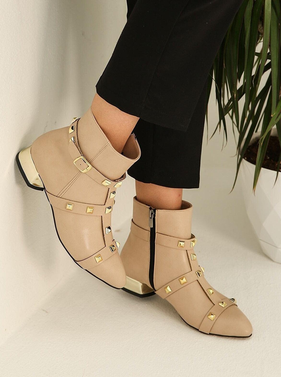 Trok Arched Heeled Boots